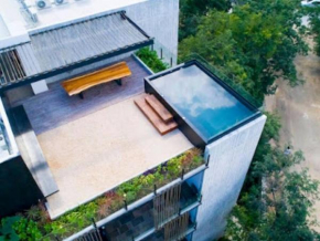 Studio that sleeps 4, private pool, good location, scooter option